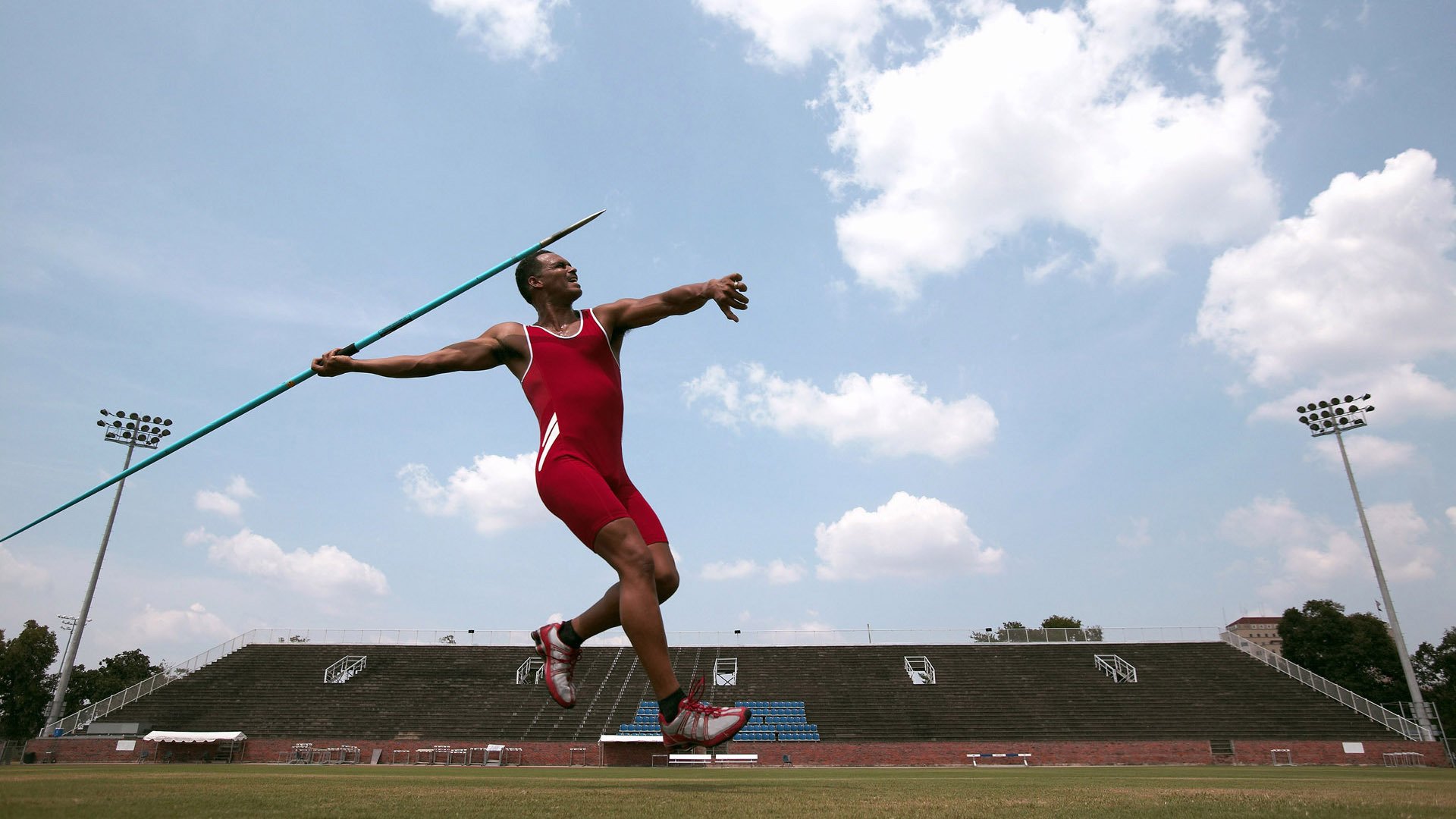 这是一个非常有创意的关键词组合，将现实中的F1赛事与虚构的体育比赛（热火翻盘上海队）进行跨时空、跨项目的融合。这种唯一性体现在对两种不同竞技运动内在逻辑（速度与逆转）的巧妙嫁接